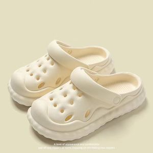 Solade söta tjocka perforerade skor tå anti slip och slitstempent ökad höjd svala tofflor fashionabla för kvinnor att bära ute på sommaren
