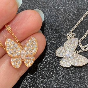 Fashion V Gold Full Diamond Butterfly Necklace för kvinnor pläterade med 18K Rose Light Luxury Collar Chain Live -sändning med logotyp