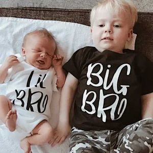 Семейные подходящие наряды 1pcs Big Bro Lil Bro Boy Boy Семейство Семейство, соответствующее футболке новорожденного малыша, ромп, старший брат, младший брат, сестры, наряды D240507 D240507
