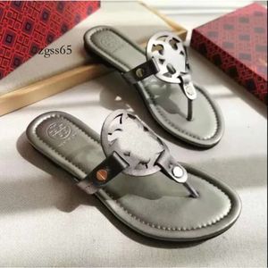 Tori Birch Sandal Designer Sandał Sandał Duża wielkość sandały Summerne Kapcie na damskie letnią warstwę podnośną Flat Bottom Beach Kaptaki dla kobiet PI 516