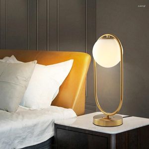 Lampy stołowe Kreatywne nordycka szklana kulka LED Desiktop Night Light Gold Home sypialnia światła sypialni dekoracyjna lampa czytania USB