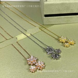 Originalità del marchio Van Clover Necklace Snowflake Three Flower Flow Full Diamond Womens Luce San Valentino Gioielli regalo