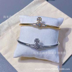 Designer Westwood -armband lyser fullt av diamanter 3D Saturn kvinnlig Westwoodimple öppningsmode