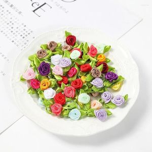 Dekorative Blumen 50/100pcs Mini Handgefertigte Rosenblume Satin Band Rosetten Stoff Applizes für DIY Hochzeitsdekoration Handwerk Nähen