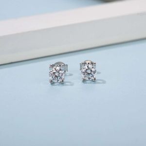 Vintage Sterling Silver Stud örhängen för kvinnor 925 Hypoallergenic Round Moissanite Diamond Earring 0,5CT LITT