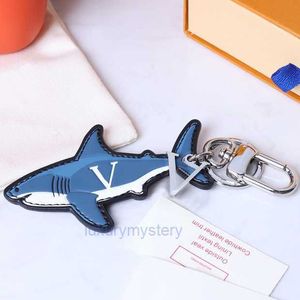 Keychains colhedas de carrinhos de desenhos animados designer de luxo Fashion Keychain Sliver Keys Buckle Genuine Leather Blue Shark Pingente Letra Mensagem Mulher Sacos ou