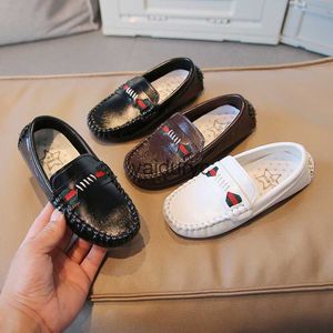 Sneakers Childrens Single Shoes 2024 Herbst neue koreanische Ausgabe Jungen und Mädchen Bohne für Kinder Anti -Slip bequemes weiches Sohle Baby Leder H240507