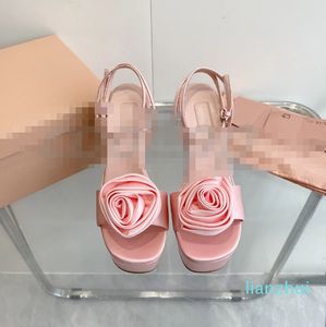Sandálias de salto alto de luxo elegante sapatos de designer de luxo de cetim decorações de flores rosa Mulheres Plataformas de moda de moda de casamento sandálias de festa
