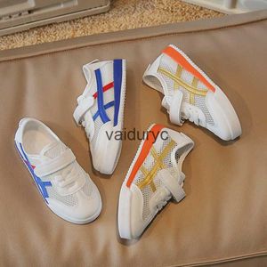 Sneakers koreansk version av Childrens Forrest Gump Shoes with Mesh Breattable Casual Sports Shoes. 2023 Sommar Nya pojkar och flickor Little White Shoes Trend H240507