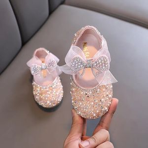 Auyfu Childrens Sapatos de couro de lantejoulas Meninas Princesa Rhinestone Bowknot Sapatos únicos 2024 Fashion Baby Kids Wedding Shoes 240507