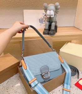 Üst tutamak çantalar tasarımcı omuz çantası lüks crossbody kadın çanta tuval kadın moda çapraz çanta flip zippe lüks kız omuz çantaları