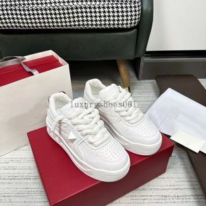 2024 designer skor tränare lyxiga sneakers kvinnor sneakers män sneaker mens sko plattform sneakers svarta skor 5.7 03