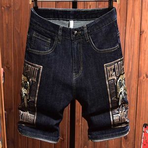 Shorts masculinos massactos de cinco pontos de jeans finos de jeans da moda de tubo reto bordado calças de cavalo estampado j240507