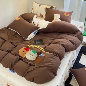 Conjuntos de roupas de cama Mocha Bear Bordedding Conjunto de cama de bordado duplo a derrubada de brophases para adultos lençóis de cama de cama de colcha fofa capa de colcha kawaii j240507