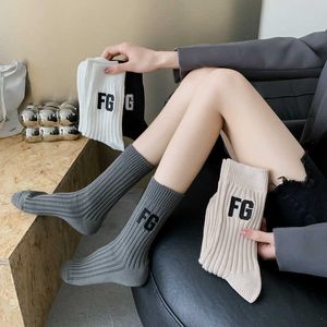 Fog di marca alla moda filo ricamato a fili ricamati ESS High Street Rich e nobili lettere FG MENS E WOMENS Pure Cotton addensato Sports Mid Tube Socks