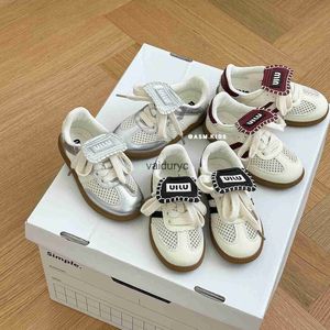 Sneakers 2024 Spring/Summer New Childrens andningsbara mesh skor flickor mode och moralisk träning pojkar mjuk ensambräda liten vit ihålig ut h240507