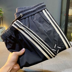 Roupas de moda Verão Ultra-fino de seda de gelo para homens homens casuais secando esportes correndo ar-condicionado ruffled e belas leggings designs de jeans masculinos