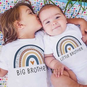 Familjmatchande kläder Rainbow Big Brother Little Brother Matching Outfit T Shirts Summer Sibling T-shirt Barn Kort ärm Topps Girls Boys kläder D240507