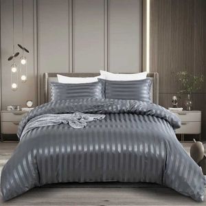 Bedding sets 3 pieces of satin striped down duvet cover in full size/large set luxurious silk gray striped down duvet cover with zipper J240507