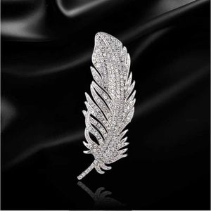 Pimler Broşlar Zarif gümüş kristal tüy broşı Kadınlar için uygun lüks rhinestone bitki broş broş kadın partisi emniyet pimi mücevher hediyesi wx