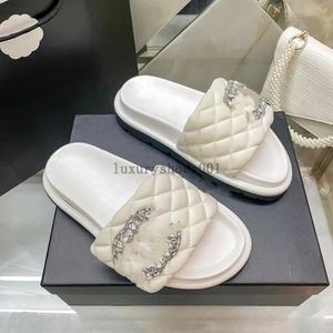 Sandaldesigner Sandaler glider på utan bakre band Kvinnor Summer Slide Mule Slide Flat Shoes 100% Real Leather Quilted Leather Designer Sandal For Women 5.7 06