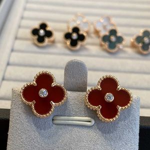 Unik charm designad för älskare fashionabla eleganta och utsökt klöver höga kvinnliga örhängen med vanligt vanly