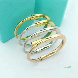 Bangle T Lock Head Bracelet Women 18k золотой свет роскошный модный весенний половина алмаза U-образный мужчина EMTR RC6U B9RD