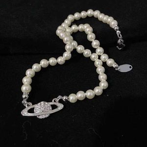 Sterling Silver Pearl Saturn Womens Halsband Designer Jewlry Accessory Mini Bas Relief Choker White Crystals 16 tum Lenth Viviane Famous Jelwelry Luxury 909ess