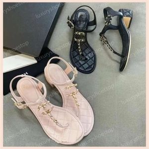 New Flats Sandal Women Shoes 2024 Summer Beach Clip Toe Slides Luxury Brand Designer Flip-Flops Quilted Stail Sandals Low Heel Womens Slippers