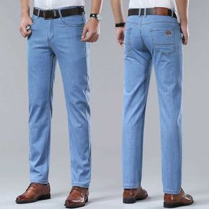 Jeans masculinos Novo jeans jeans homens verão fino azul luminoso negócio macio moda reta jeans de jeans casual calça jeans masculino y240507