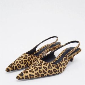 Sandálias de Slingback de Bottom Slingback de Bottão Feminino Zaza Leopard Ponto Mulher Mulles Summer Fashion Animal Print Sapatos de praia de salto baixo 240428