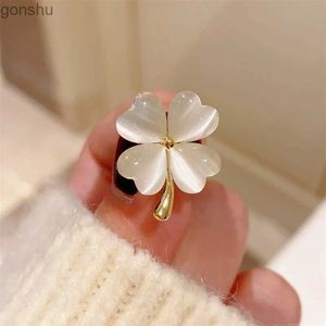 Szpilki broszki mini urocza jajko biała koniczyka stanika odpowiednia dla dziewcząt CZ kryształowy rhinestone kwiat klapy ubranie kawaii koreańska biżuteria wx