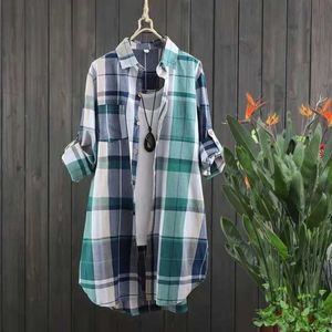 Kvinnors blusar skjortor Plaid Cotton Mid Length Bluses Women 2023 Autumn Long Sle Elegant Casual Shirt Korean Fashion New Loose Button Bluses D240507