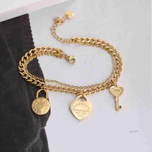 Modedesigner Halskette Top Stahl Koreanische Version 18k Gold T Family Schriftzeichen Liebe kleine Schließschlüssel -Doppelschicht -Armband für Frauen Süßes Alter Reduktion 4HCH