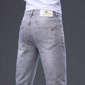Luxury Light Jeans för män avancerad trend 2023 Summer European Elastic Slim Fit Dreatoble Wear-resistenta grå tunna byxor