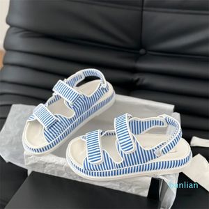 Designer tofflor kvinnor läder sandaler kvinna sommar cool mode randiga kardborrlägenheter sport strand tofflor platt gladiator läder fiskare sko