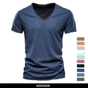 Markenqualität 100% Baumwollmänner T-Shirt V-Ausschnitt Fashion Design Slim Fit Soild T-Shirts Männliche Tops T-Shirts Kurzarm T-Shirt für Männer 240506