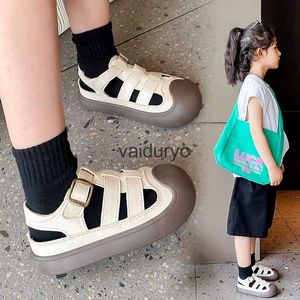 Сандалии мальчики Baotou 2024 Летняя Новая детская пляжная обувь мягкая подошва для воздушных девушек Спортивные повседневные H240507