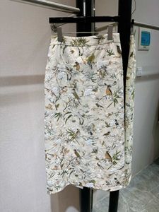 美しく独特のデザインの刺繍されたデニムロングスカート