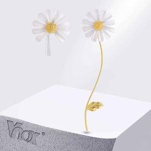 Stud Vnox Asymmetric White Daisy örhängen Lämpliga för kvinnor Söta blommor med bladgrenar Pendant Bright Girl Gift Q240507