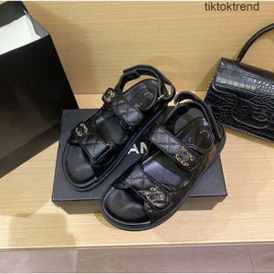 نساء سيدات Calfskin Dad Sandals مبطن المصمم الصيفي Sandles Sandles Platforms Flats Low Heel Wedge Diamond Buckle Slip on Calsle Strap Beach Flip Flip Flop