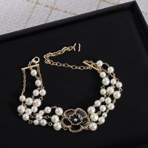 Markendesigner Halskette Doppelbuchstaben Anhänger Halskette Triple Layer Perlenblumen Halskette Choker Klassische Frauen Verlobungsurlaub Urlaub Messing Schmuck Schmuck