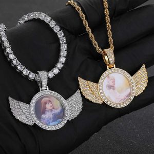 Drop Hip Hop Personaliserad hänge bling CZ Memorial Picture Halsband PO Anpassad ängelfri Engraving Wing Pendants 240508