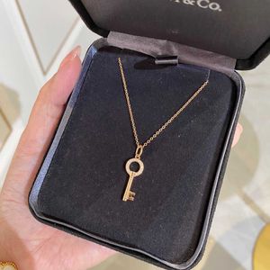 Pendant Necklaces V Gold T Home Key Necklace with High Quality CNC Sculpture Hand Set Diamond Collar Chain for Women Q240507