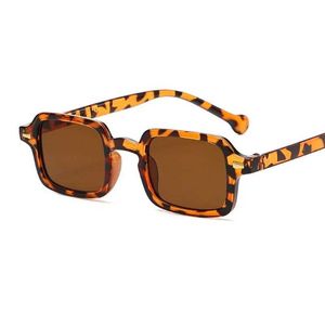 Okulary przeciwsłoneczne Modne kwadratowe okulary przeciwsłoneczne dla kobiet z retro nitu dekorację gradient cieni uv400 męskie okulary przeciwsłoneczne J240508