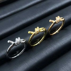 Band Rings T Family Twisted Rope Ring Womens Simple and Luxury Style Plated 18K Gold Diamond Bow Q240507