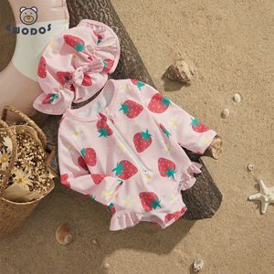 Endelar Ewodos förskoleflickor Summer Rush Protective Swimsuit Casual Long Sleeved Strawberry Print Swimsuit+Sun Hat Beach Suit Set H240508