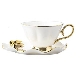 Tazza di caffè osseo porcellana in porcellana set di tazze in stile settentrionale di piattini ornamenti a farfalla drinkware ceramico 240430