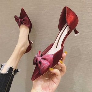 بيع صيف الصندل أحذية المشاهير High Heel Sandals Hollow مدببة القوس رفيعة القوس فستان الأحذية 240228