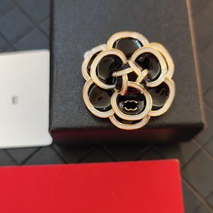 Designer Camellia-Form-Brosche Boutique 18K Gold plattiert modische süße Mädchen Brosche Boutique Geschenkkleidung hochwertige Brosche Box Geburtstagsfeier